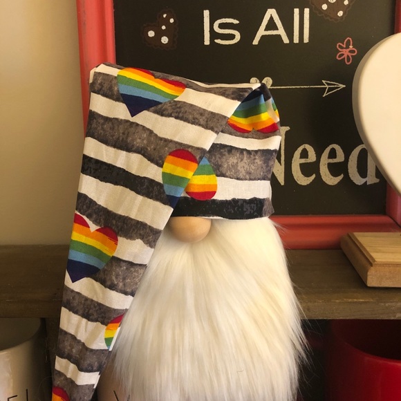 Handcrafted Valentine’s Day gnomes - Picture 8 of 8